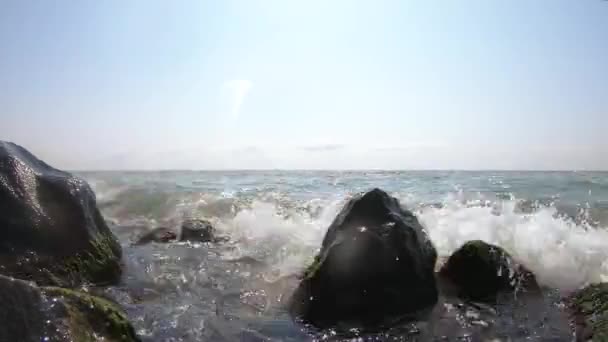 Stenen en zee golven — Stockvideo