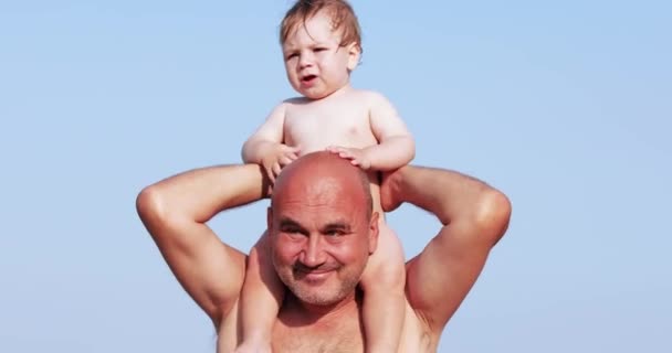 Baby boy on dad shoulders — Stock Video