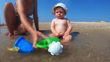 Sahilde çocuk çocuk