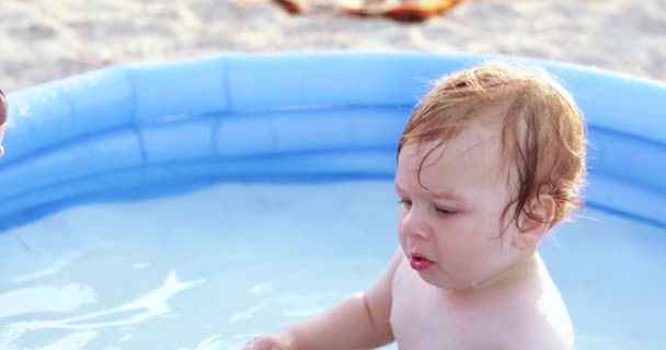 Niño bebiendo en la piscina — Vídeo de stock