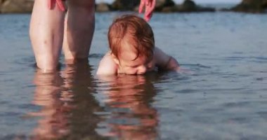 Denizde büyükanne ile çocuk çocuk