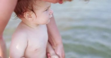 Denizde büyükanne ile çocuk çocuk