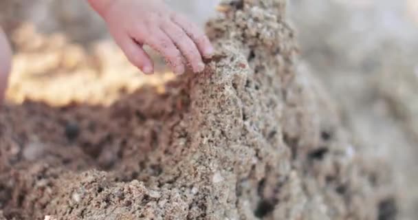 Chłopiec wiosłujący piasek — Wideo stockowe