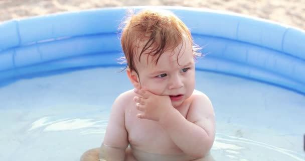 Menino flops na piscina — Vídeo de Stock