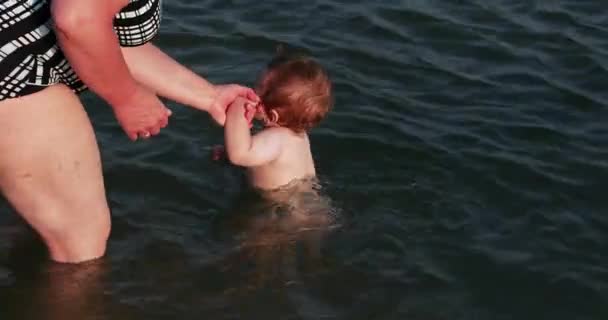 海で祖母と子供の男の子 — ストック動画