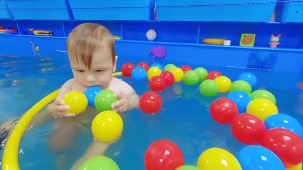 Swimming lessons in the pool — Stock Video