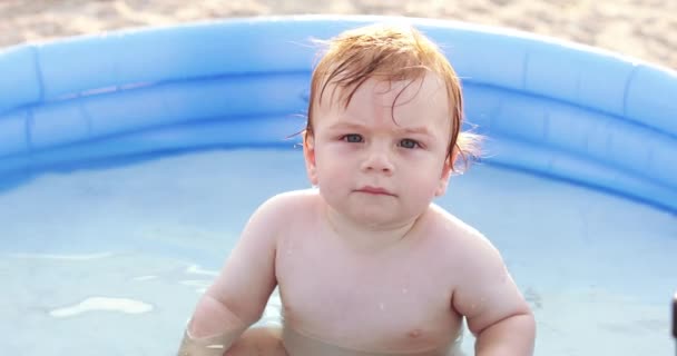 男孩在游泳池里翻牌 — 图库视频影像