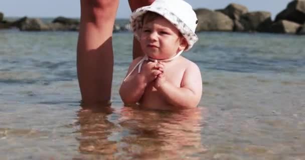 Niño con la abuela en el mar — Vídeos de Stock