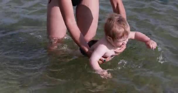 Ausbildung im Schwimmen auf See — Stockvideo