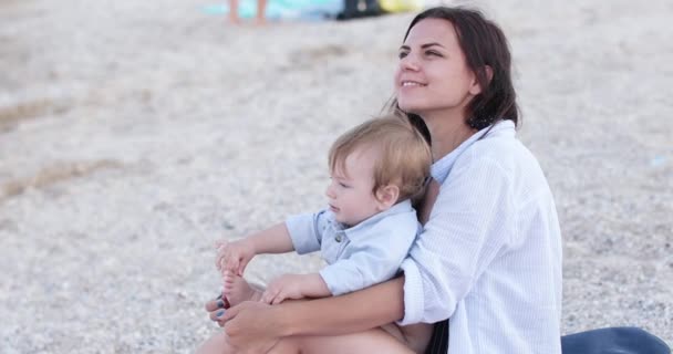 Kind jongen met moeder op het strand — Stockvideo