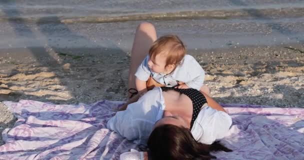 Bambino ragazzo con mamma sulla spiaggia — Video Stock