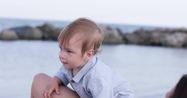 Niño chico muerde mamá — Vídeo de stock