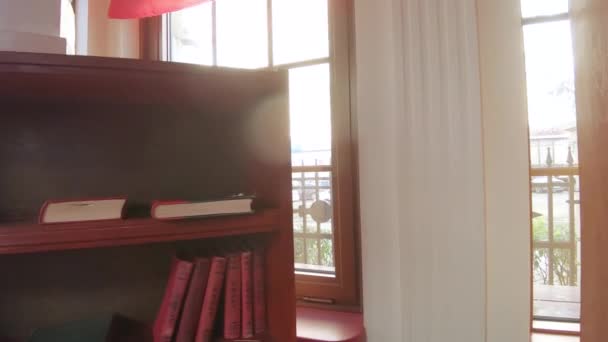 Esquina roja de la cabaña sala de lectura — Vídeos de Stock