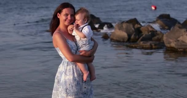 Mamá besando niño en la naturaleza — Vídeo de stock