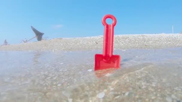 Пластиковая лопата на пляже — стоковое видео