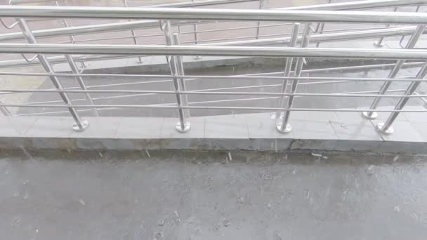 Kraftigt regn och nedstigning för rullstolar — Stockvideo