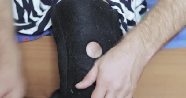 Bandage op de knie — Stockvideo