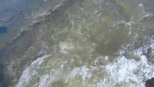 Пузырьковая вода со шлаком — стоковое видео