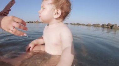 Çocuk bir kabuk tükürür