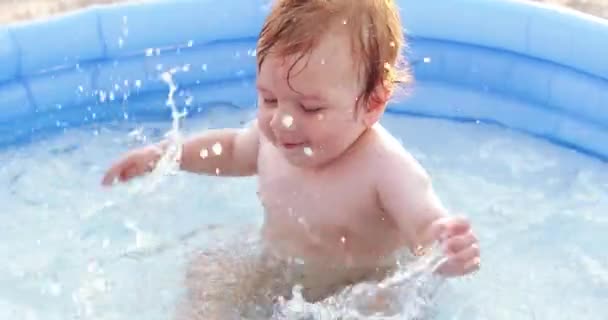 男孩在游泳池里翻牌 — 图库视频影像