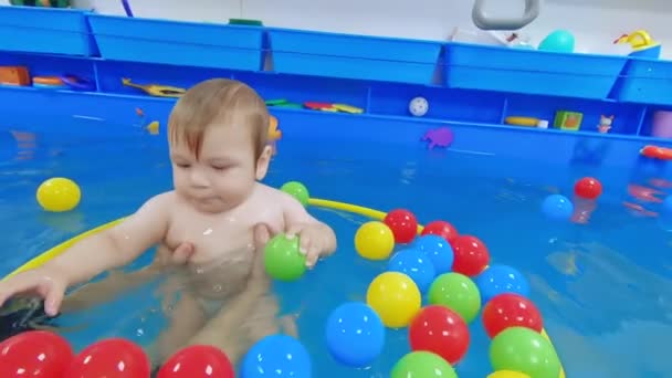 Swimming lessons in the pool — Stock Video