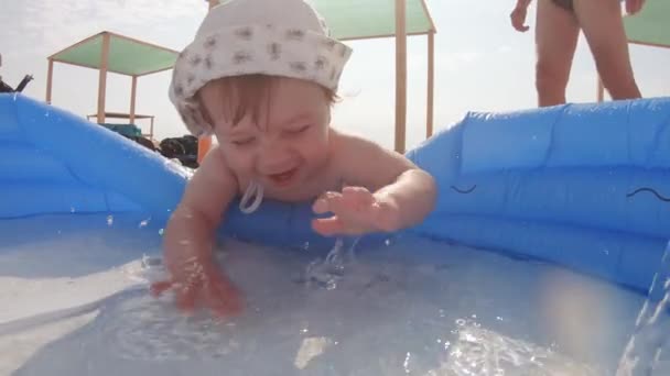 Junge floppt im Pool — Stockvideo