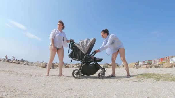 Maman et fille se balancent — Video