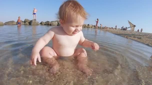 Enfant garçon sur la plage — Video