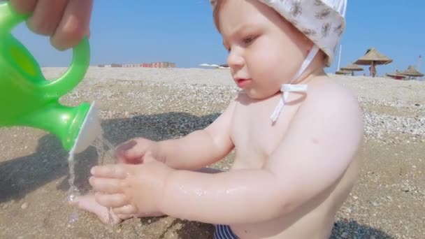 Chłopiec dziecko na plaży — Wideo stockowe