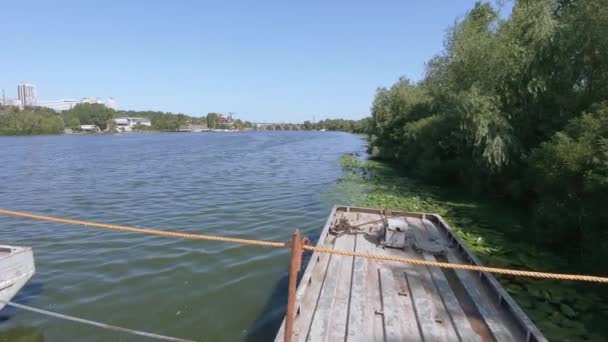 Pantone brug over de rivier — Stockvideo