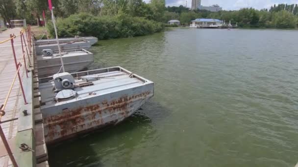 Пантонський міст через річку — стокове відео