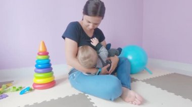 Anne bebeği emziriyor.