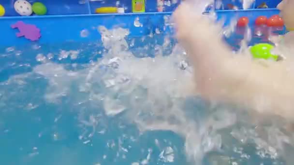 Nauka pływania w basenie — Wideo stockowe