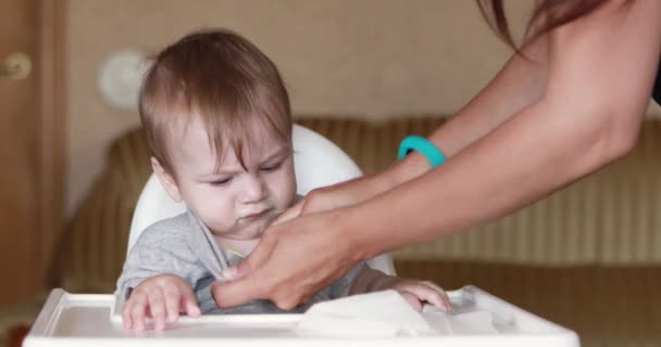 Bebê limpe com um guardanapo — Vídeo de Stock