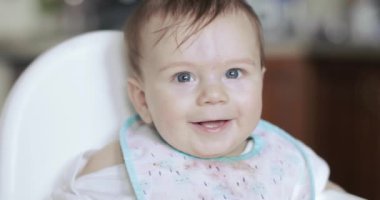 Bebek Çocuk gülüyor