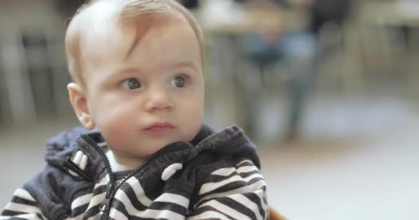 Baby pojke i köp centret — Stockvideo