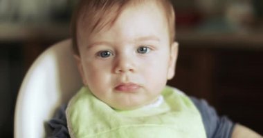 Bebek lahana püresi yiyor.