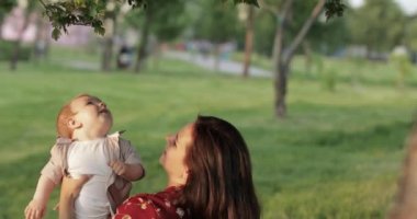 Anne ve çocuk piknikte.