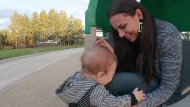 Yumurta şeklinde bir çocuk ile anne