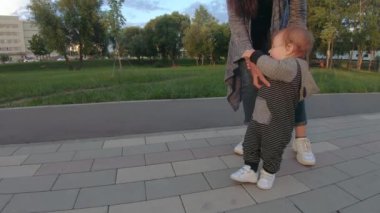 Çocuk yürümeyi öğrenir