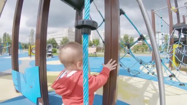 Niño en la atracción de la cuerda — Vídeo de stock