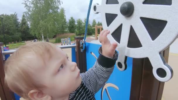 Dítě otáčí volant — Stock video