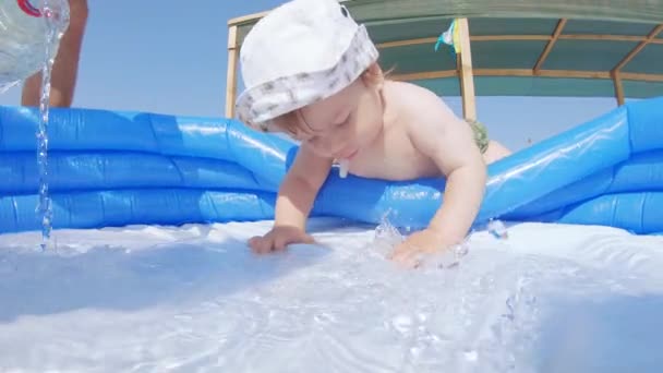 Menino flops na piscina — Vídeo de Stock
