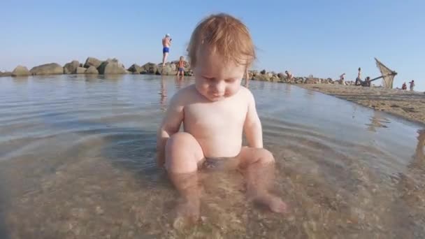 Kind jongen op het strand — Stockvideo