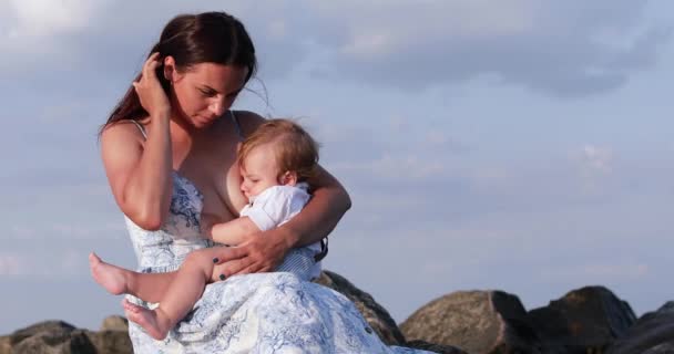 Mamma matar pojken på stenarna — Stockvideo