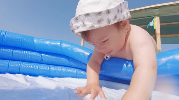 Boy flops in the pool — Stock Video