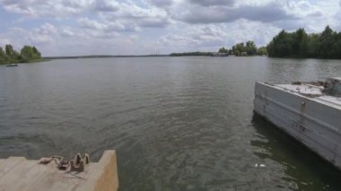 Pantone köprüsü nehrin üzerinde