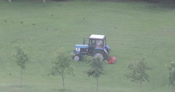 잔디 깎는 트랙터 — 비디오