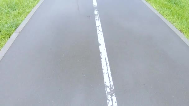 Piste cyclable et piétonne après la pluie — Video