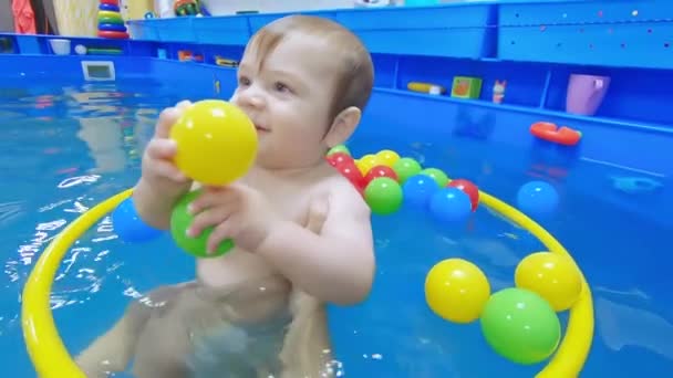 Schwimmunterricht im Pool — Stockvideo